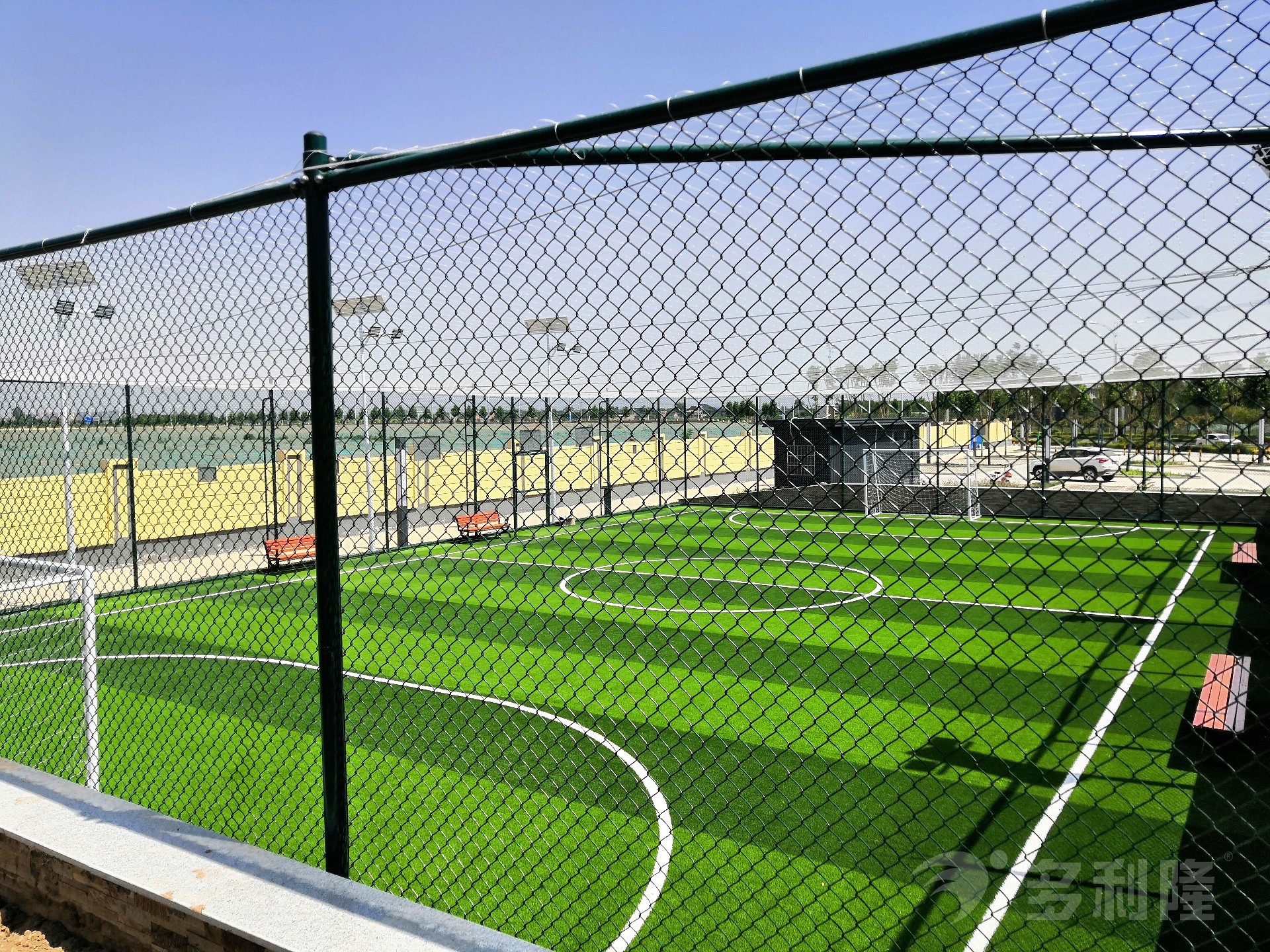 阎良国家航空基地笼式足球场.jpg